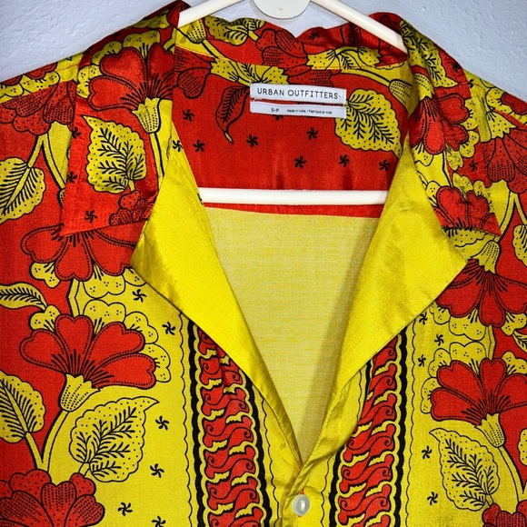 SOLD!! NO LONGER AVAILABLE!!! Urban Outfitters Hayden Scarf Print Button Down! - Picture 3 of 10